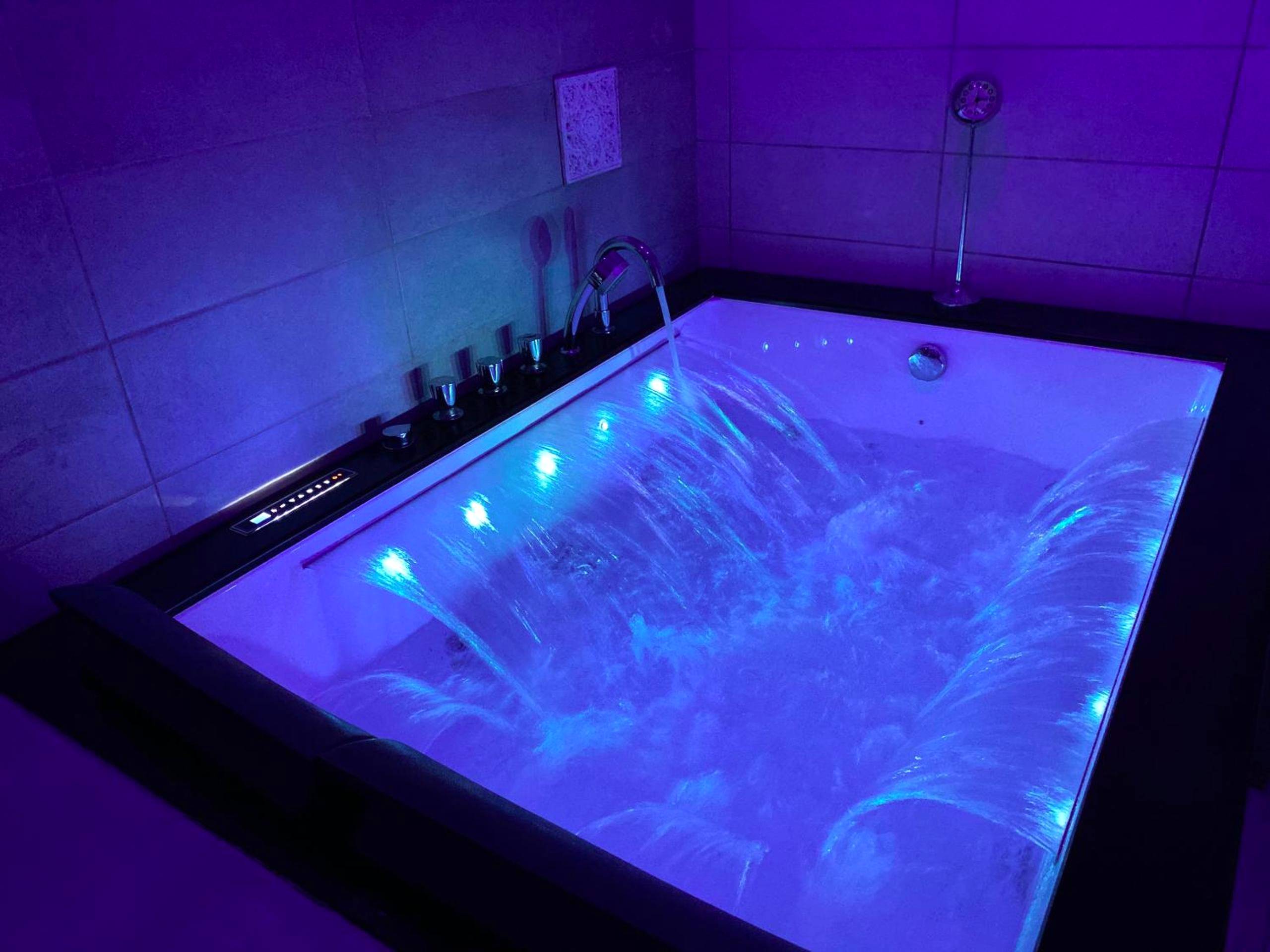 Baignoire balnéo avec jets et éclairage bleu - Love Room Dijon - Suite Darcy & Spa