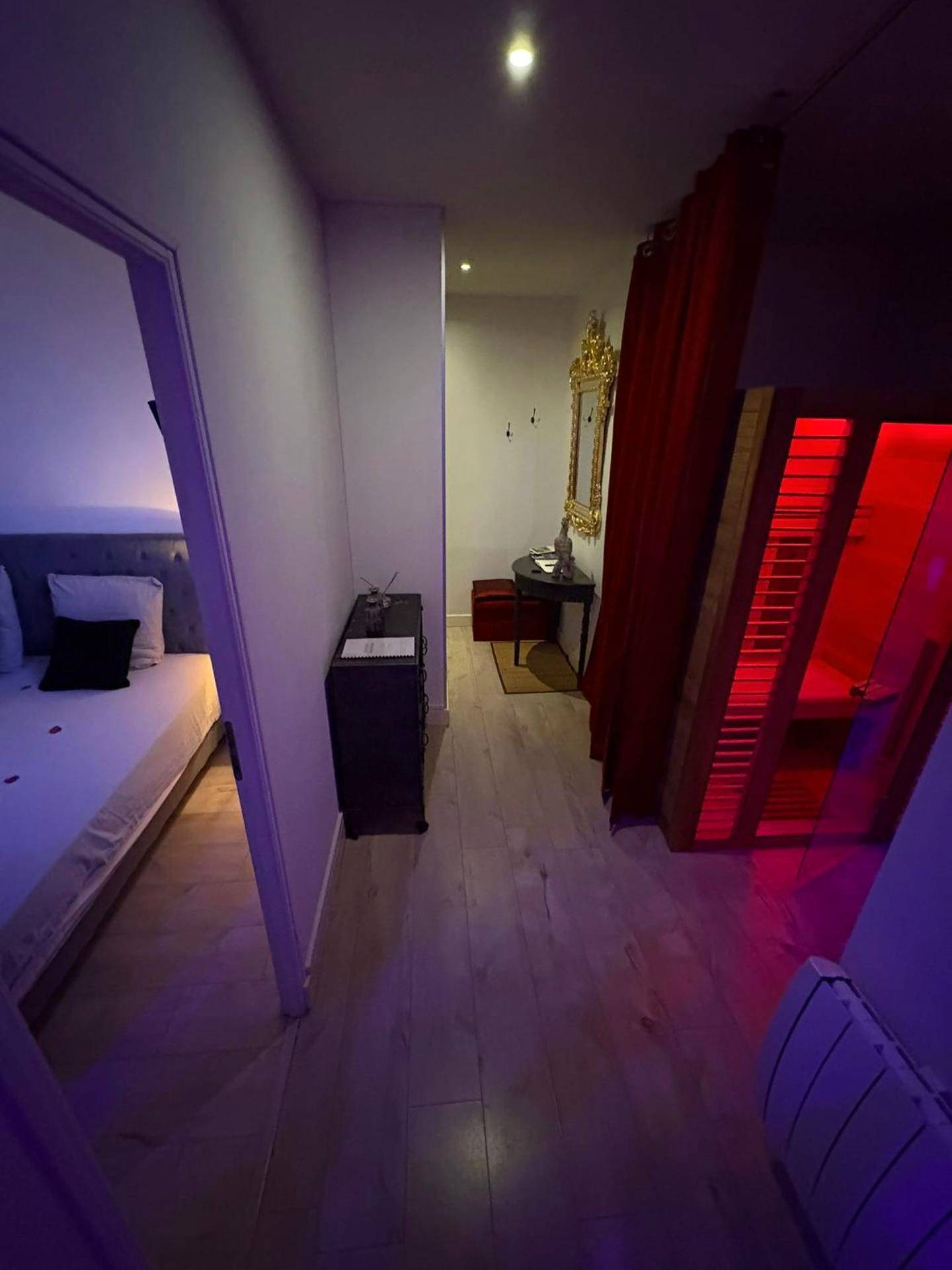 Couloir menant à la chambre et au sauna - Suite Darcy & Spa