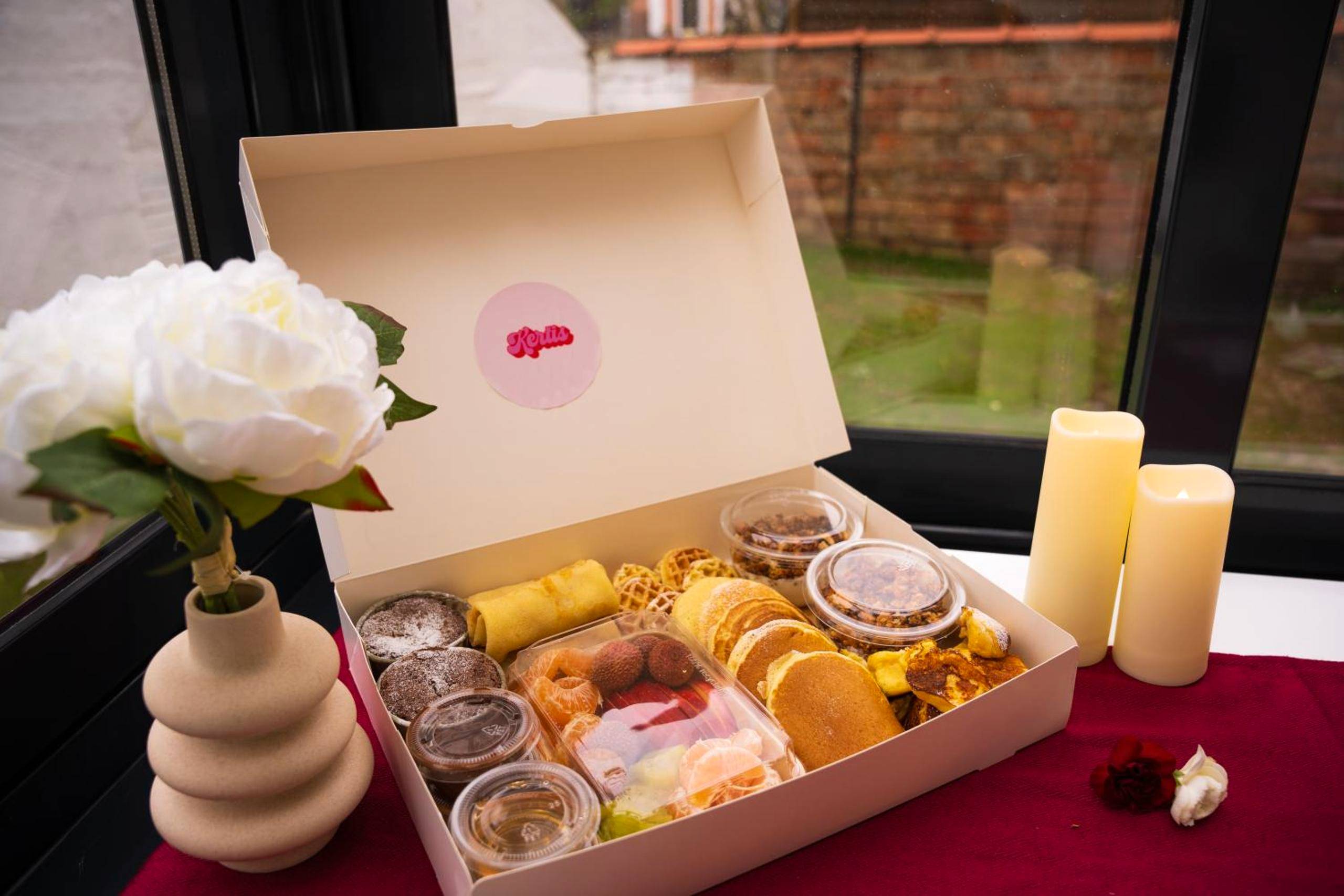 Coffret petit - déjeuner gourmand et bougies - La Suite Delma