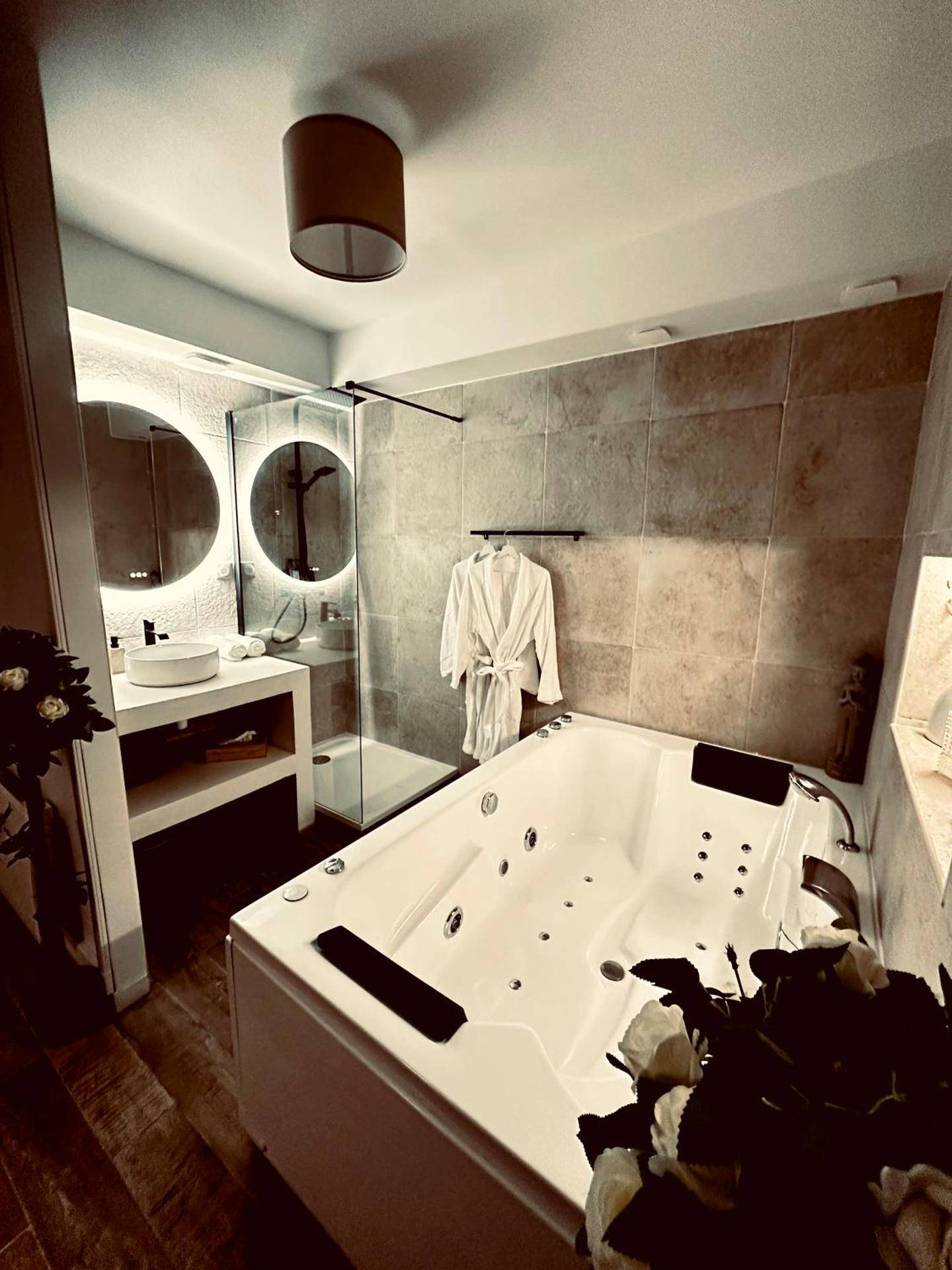 Salle de bain avec jacuzzi et douche à l'italienne - La Suite Delma