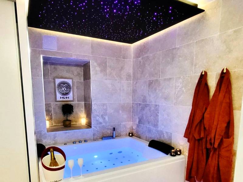Baignoire balnéo avec ciel étoilé et peignoirs - Love Room Quimper - - LA SUITE DELOS - JACUZZI 2 PLACES - CENTRE VILLE...