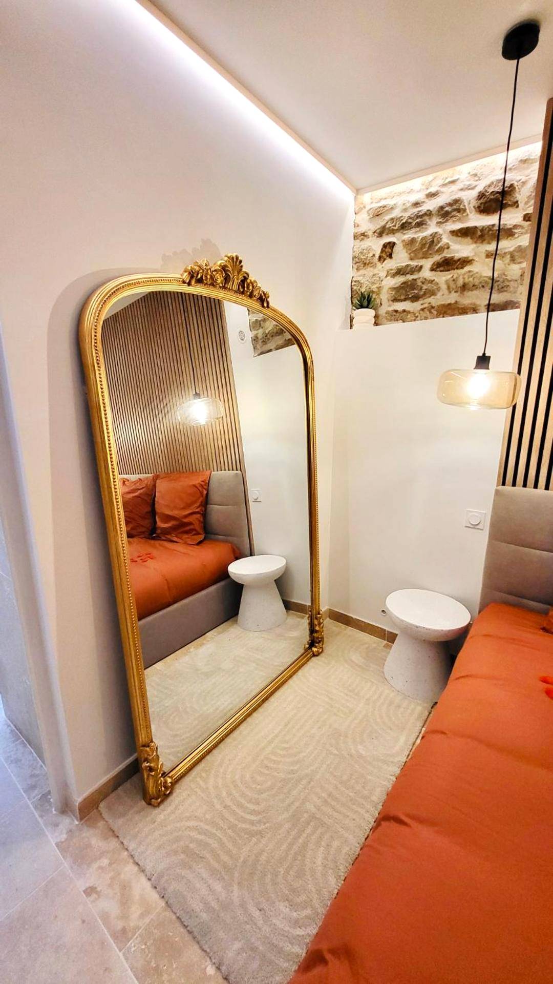 Grand miroir doré posé au sol près du lit -  - LA SUITE DELOS - JACUZZI 2 PLACES - CENTRE VILLE A PIED - LIT QUEEN SIZE...