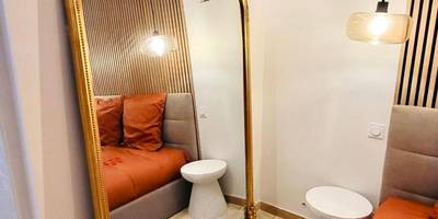 Grand miroir doré posé au sol près du lit - - LA SUITE DELOS - JACUZZI 2 PLACES - CENTRE VILLE A PIED - LIT QUEEN SIZE...