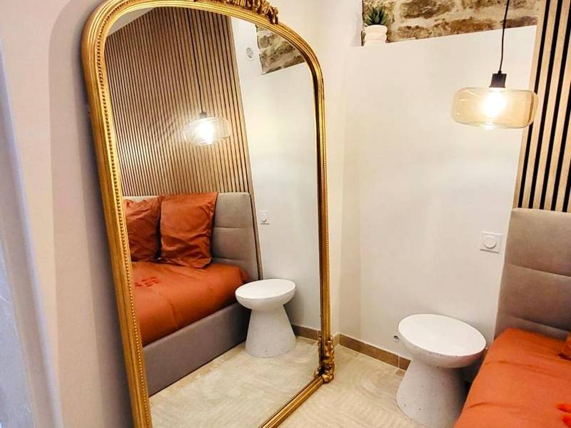 Grand miroir doré posé au sol près du lit - - LA SUITE DELOS - JACUZZI 2 PLACES - CENTRE VILLE A PIED - LIT QUEEN SIZE...