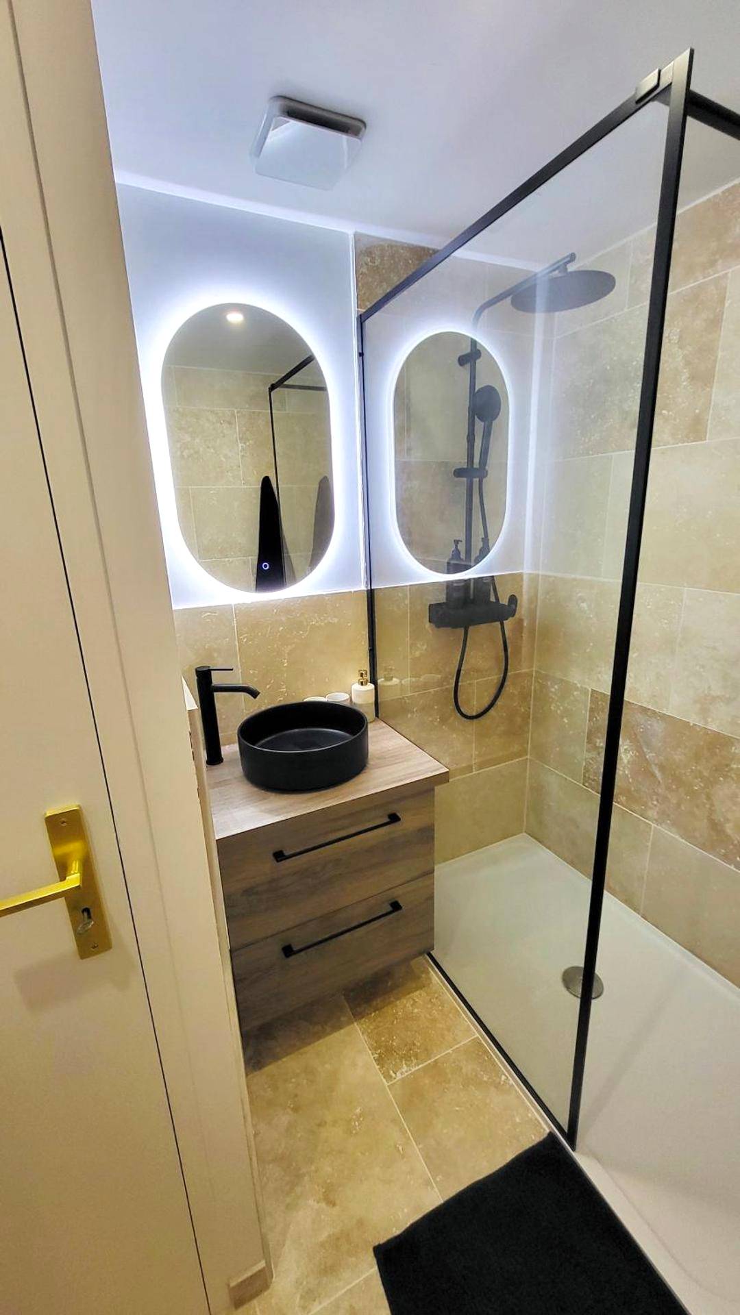 Photo - - LA SUITE DELOS - JACUZZI 2 PLACES - CENTRE VILLE A PIED - LIT QUEEN SIZE - PARKING PRIVÉE...