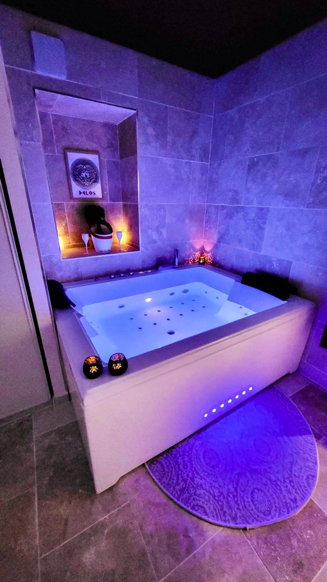 Photo - - LA SUITE DELOS - JACUZZI 2 PLACES - CENTRE VILLE A PIED - LIT QUEEN SIZE - PARKING PRIVÉE... - Quimper