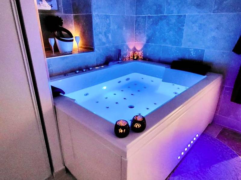 Photo - - LA SUITE DELOS - JACUZZI 2 PLACES - CENTRE VILLE A PIED - LIT QUEEN SIZE - PARKING PRIVÉE...