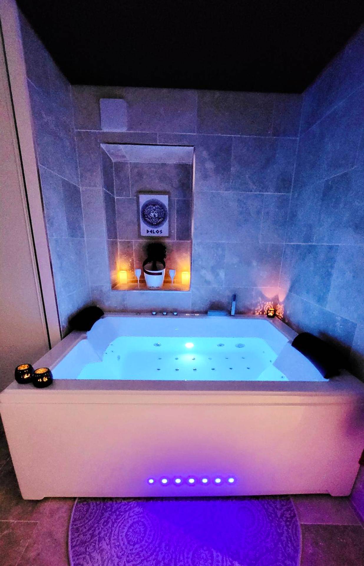Jacuzzi privatif avec éclairage LED bleu - - LA SUITE DELOS - JACUZZI 2 PLACES - CENTRE VILLE A PIED - LIT QUEEN SIZE -...