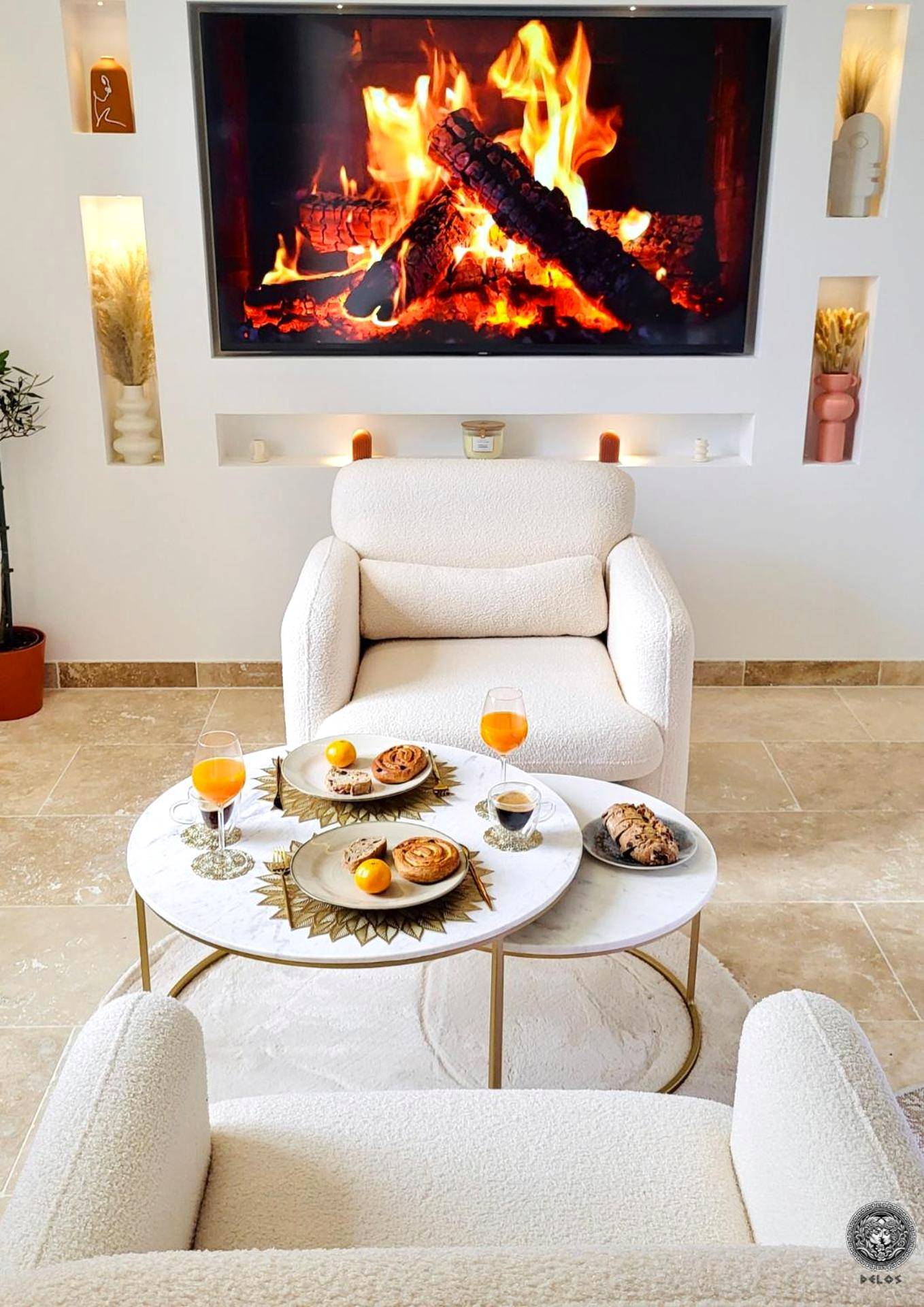 Petit - déjeuner servi face à un écran cheminée -  - LA SUITE DELOS - JACUZZI 2 PLACES - CENTRE VILLE A PIED - LIT QUEEN...