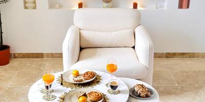 Petit - déjeuner servi face à un écran cheminée - - LA SUITE DELOS - JACUZZI 2 PLACES - CENTRE VILLE A PIED - LIT QUEEN...