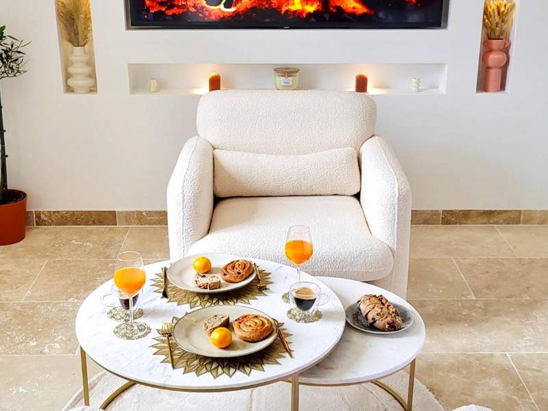 Petit - déjeuner servi face à un écran cheminée - - LA SUITE DELOS - JACUZZI 2 PLACES - CENTRE VILLE A PIED - LIT QUEEN...