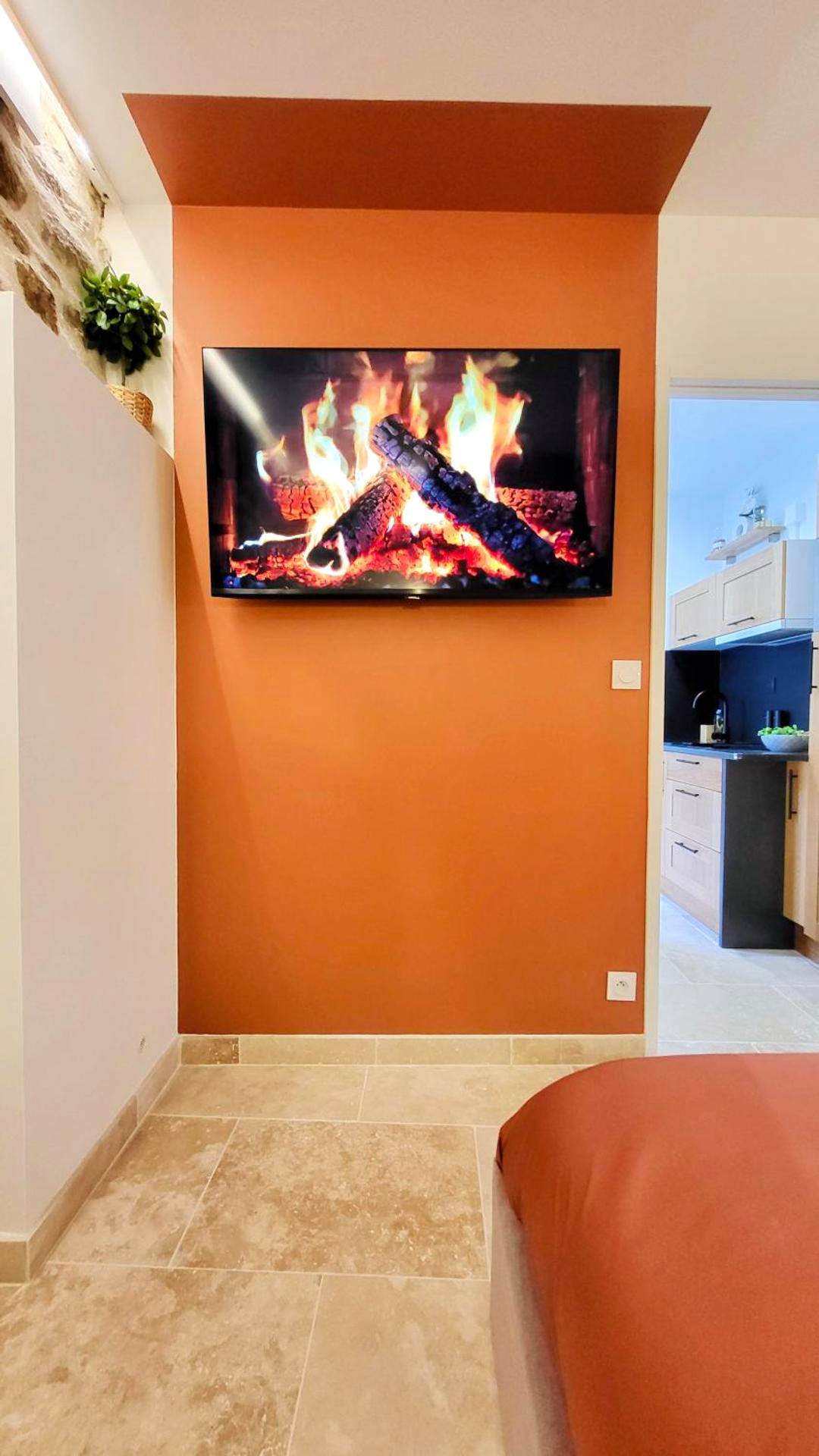 Écran plat diffusant un feu de cheminée -  - LA SUITE DELOS - JACUZZI 2 PLACES - CENTRE VILLE A PIED - LIT QUEEN SIZE -...