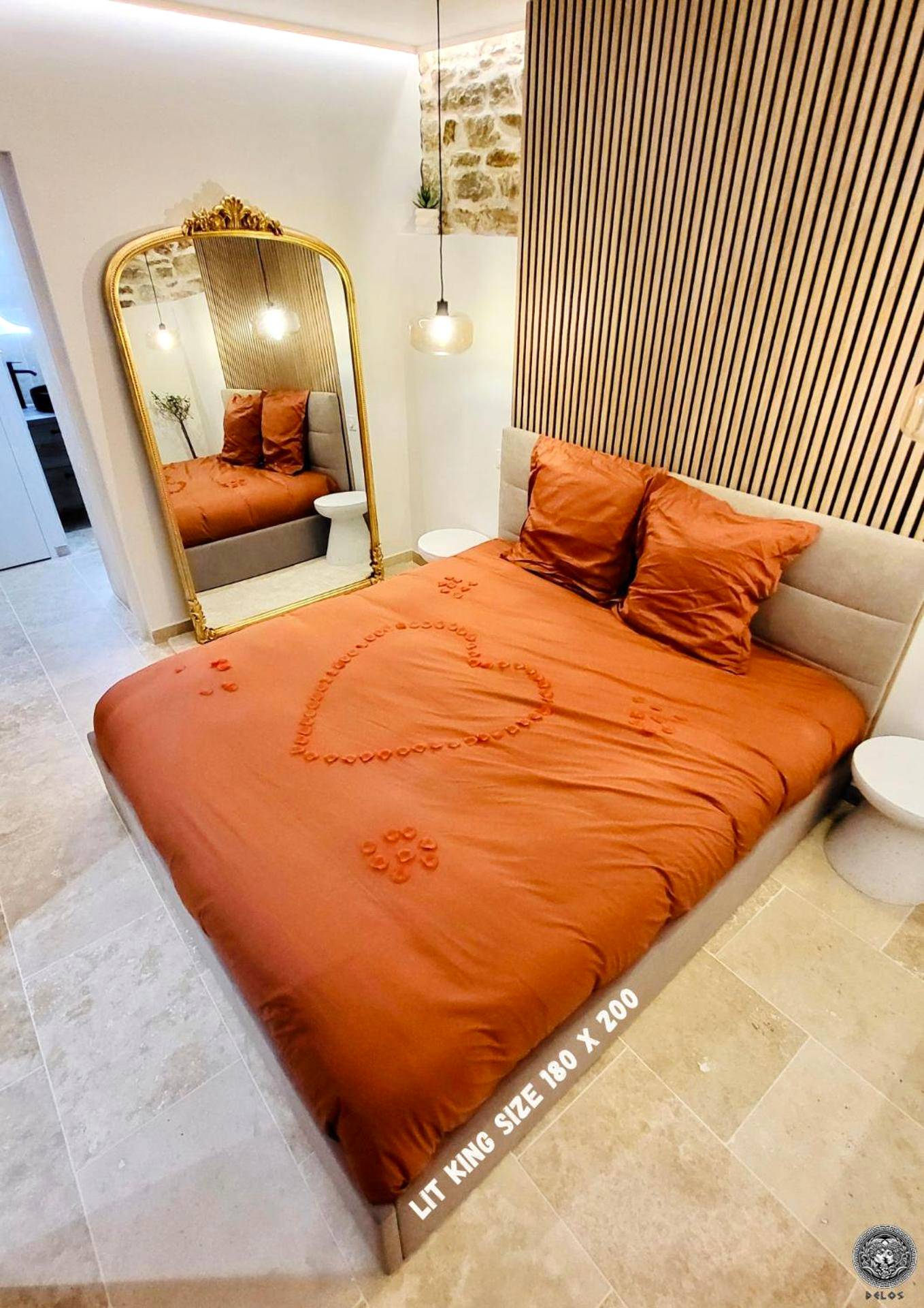 Photo - - LA SUITE DELOS - JACUZZI 2 PLACES - CENTRE VILLE A PIED - LIT QUEEN SIZE - PARKING PRIVÉE...