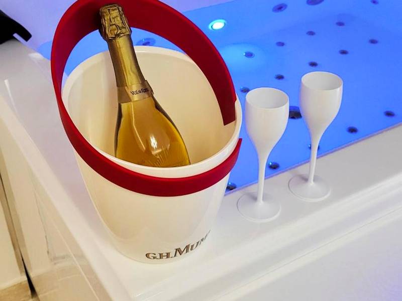 Photo - - LA SUITE DELOS - JACUZZI 2 PLACES - CENTRE VILLE A PIED - LIT QUEEN SIZE - PARKING PRIVÉE... - Quimper