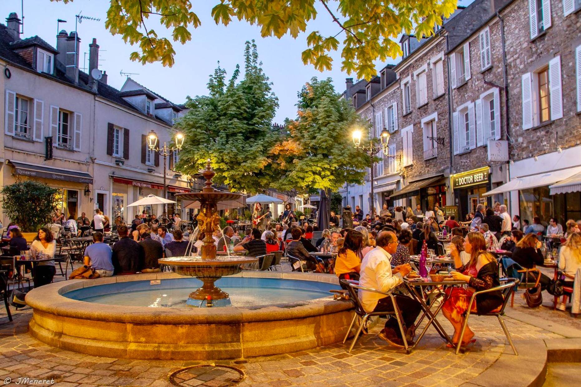 Place animée avec fontaine et terrasses - Suite Deluxe - Jacuzzi