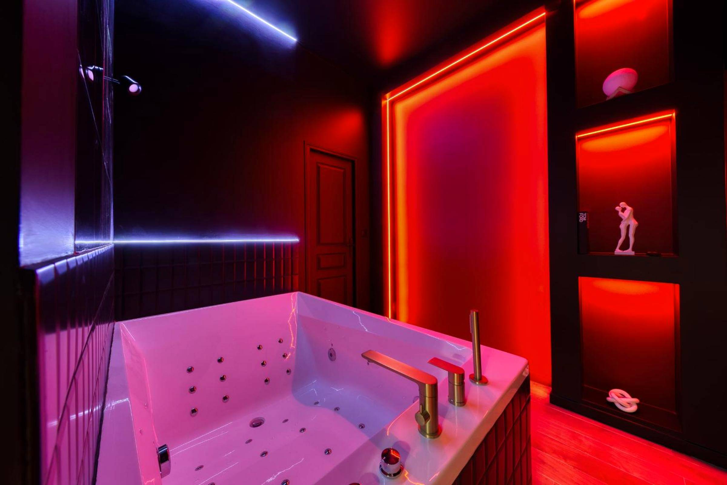 Baignoire balnéo éclairée et déco sensuelle - Suite Deluxe - Jacuzzi