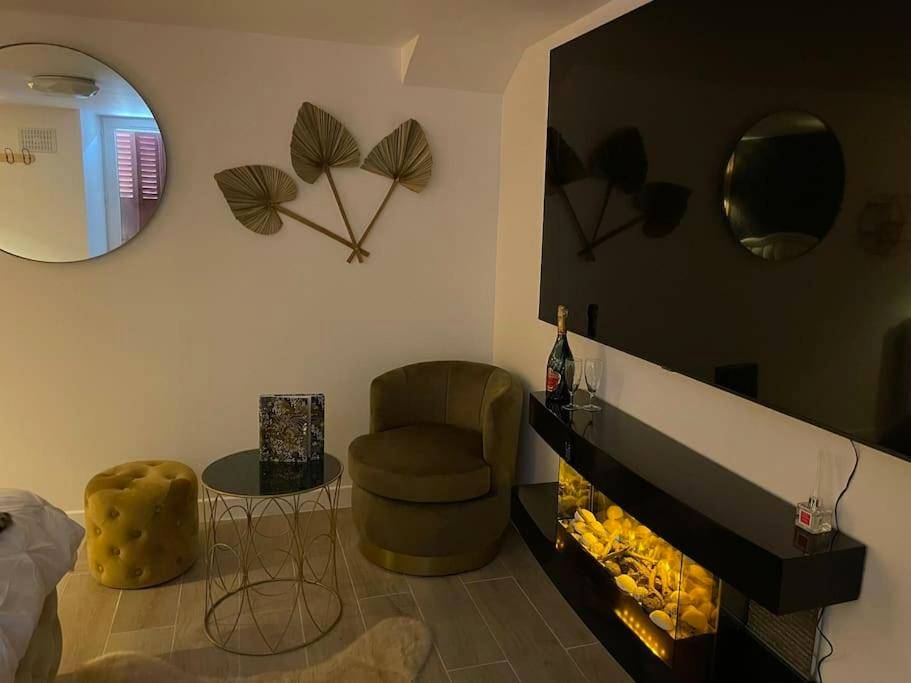 Autre vue interieure - Suite d'amour et détente jacuzzi, sauna et massage - Chartrettes