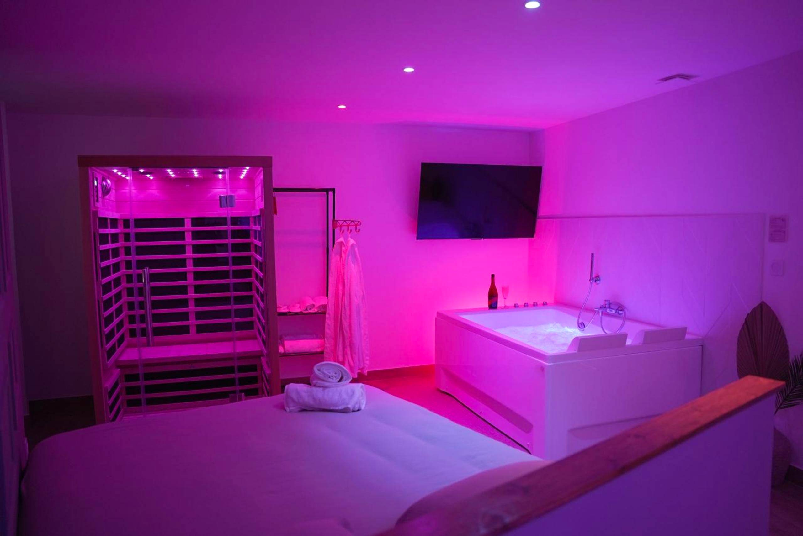 Suite avec sauna, jacuzzi et lit king size - Love Room Étampes - Suite Détente - Spa & Sauna