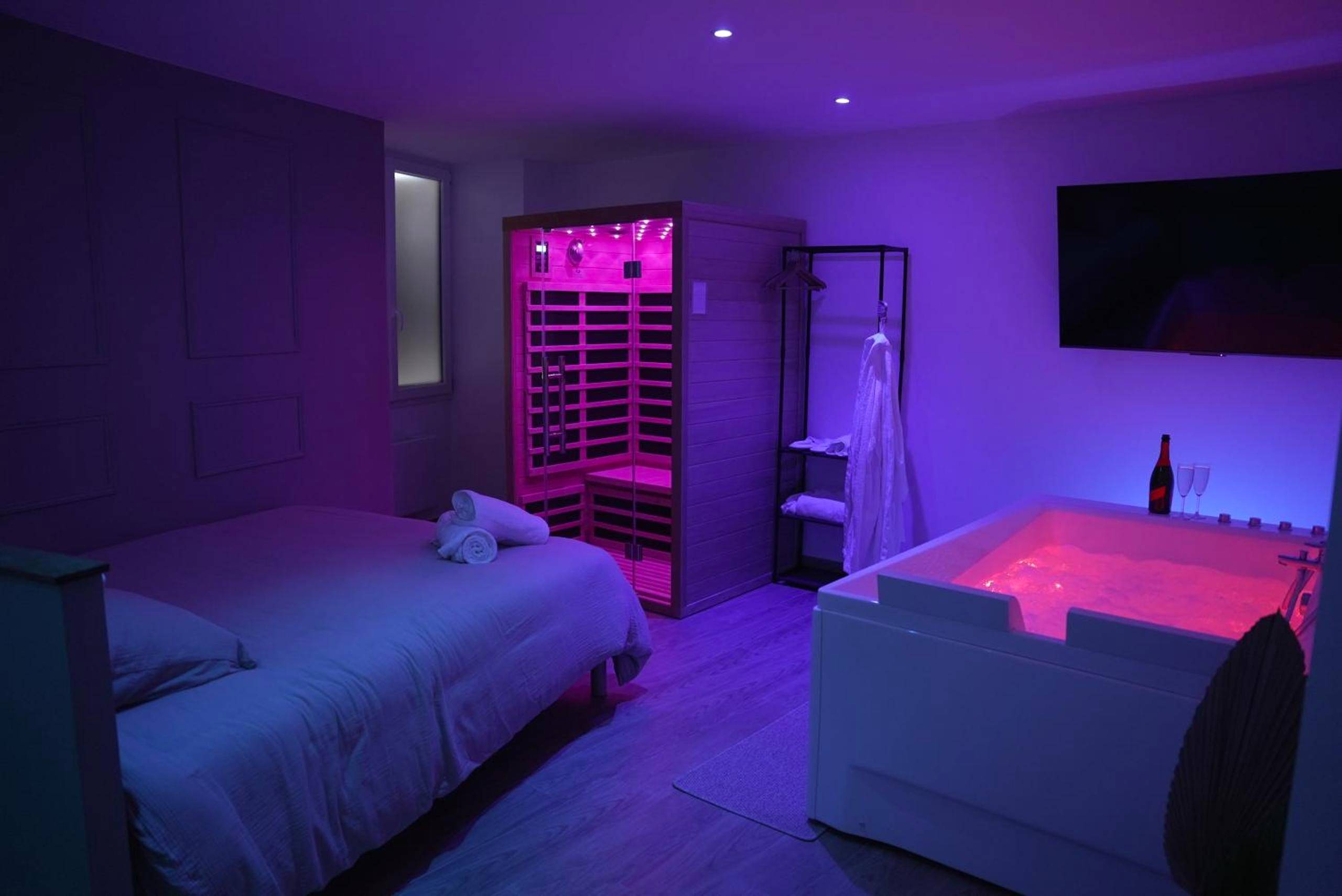 Espace bien - être avec jacuzzi et sauna infrarouge - Suite Détente - Spa & Sauna