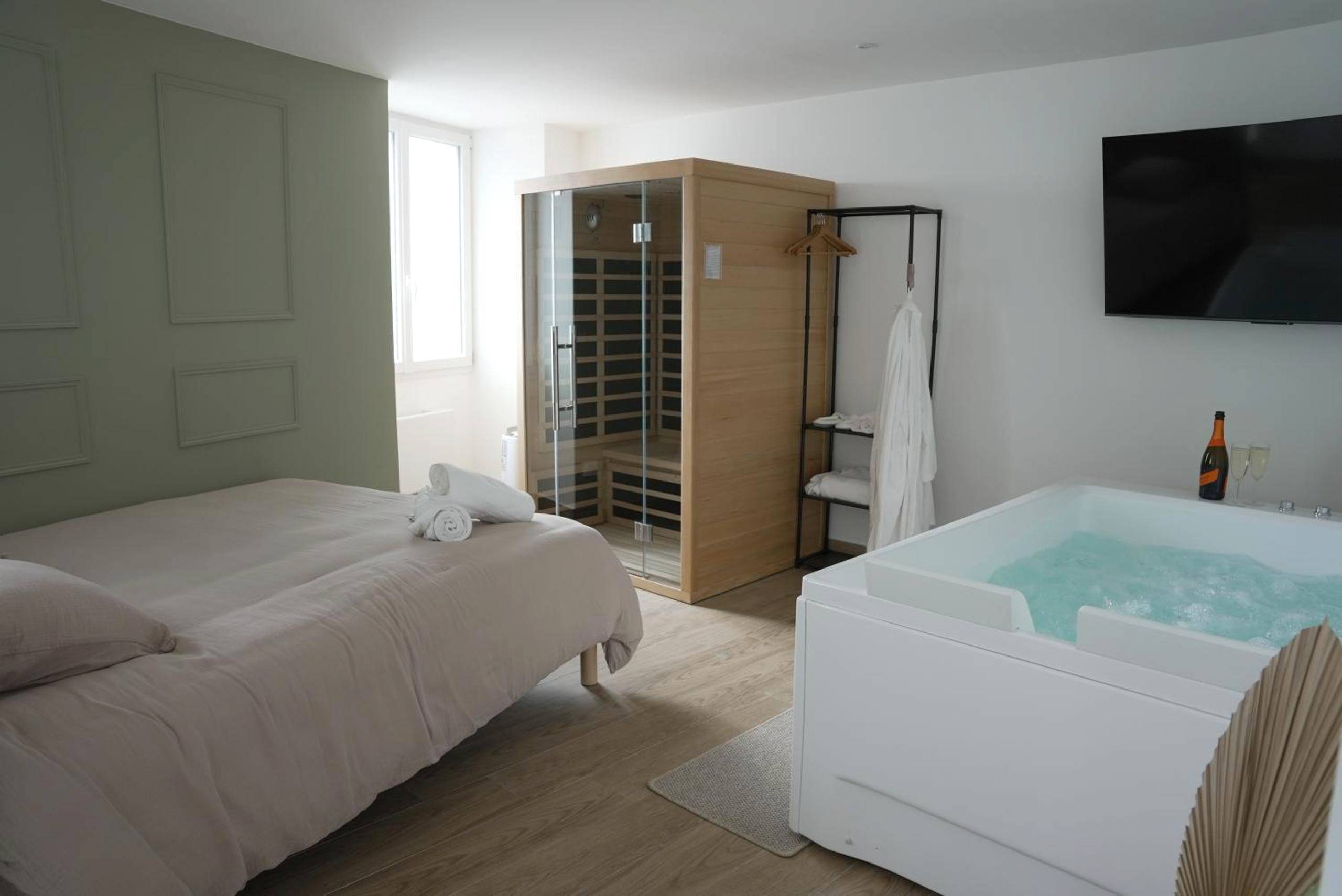 Chambre avec jacuzzi privatif et sauna en bois - Suite Détente - Spa & Sauna