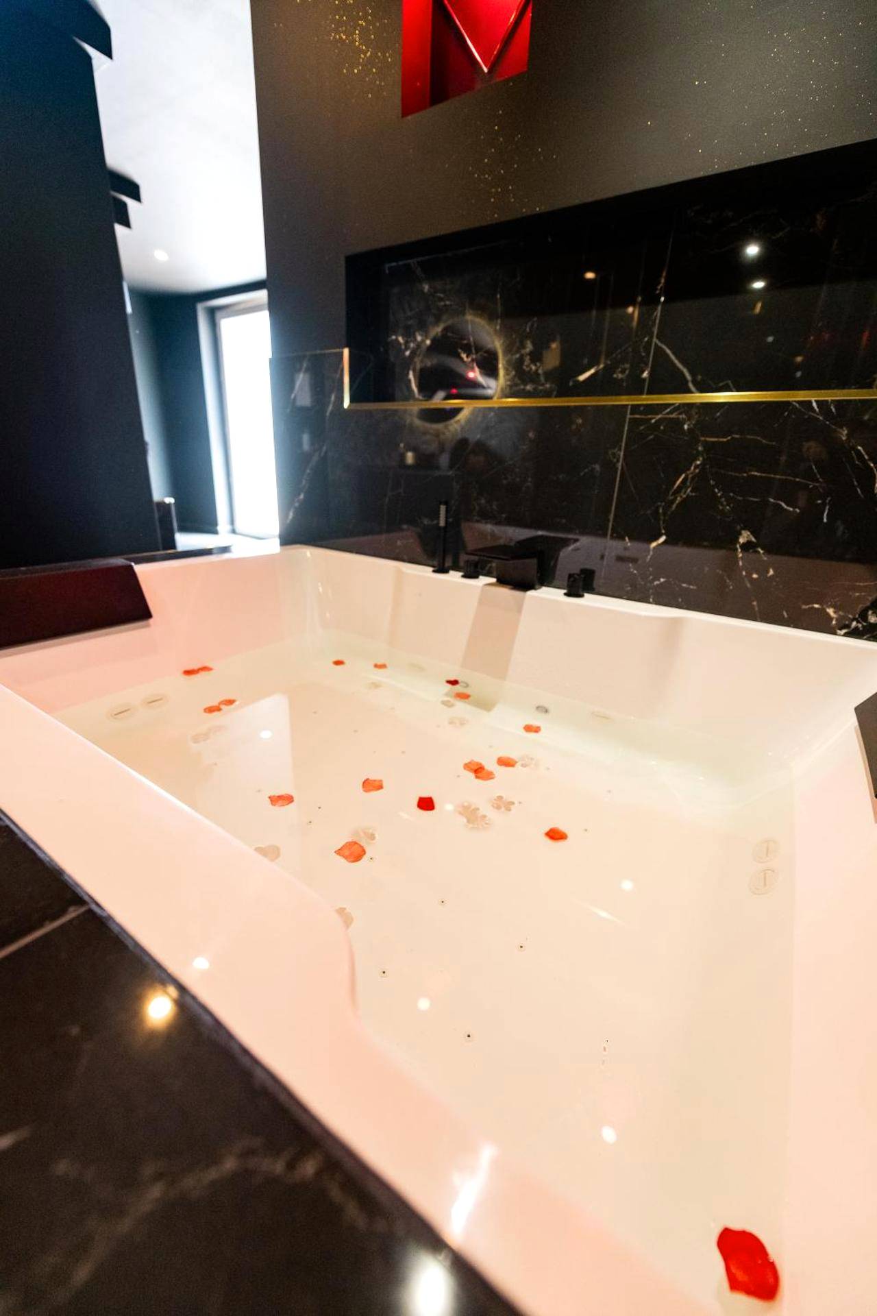 Baignoire balnéo avec pétales de rose - Love Room Firminy - Suite D&S Luxury Room