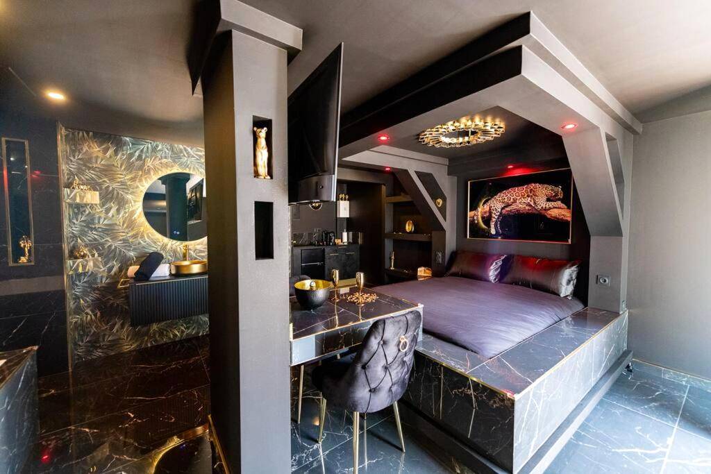Chambre de luxe avec lit king size et miroir - Suite D&S Luxury Room