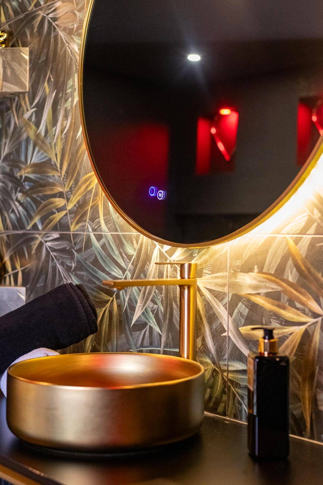 Vasque dorée et miroir rétroéclairé - Suite D&S Luxury Room