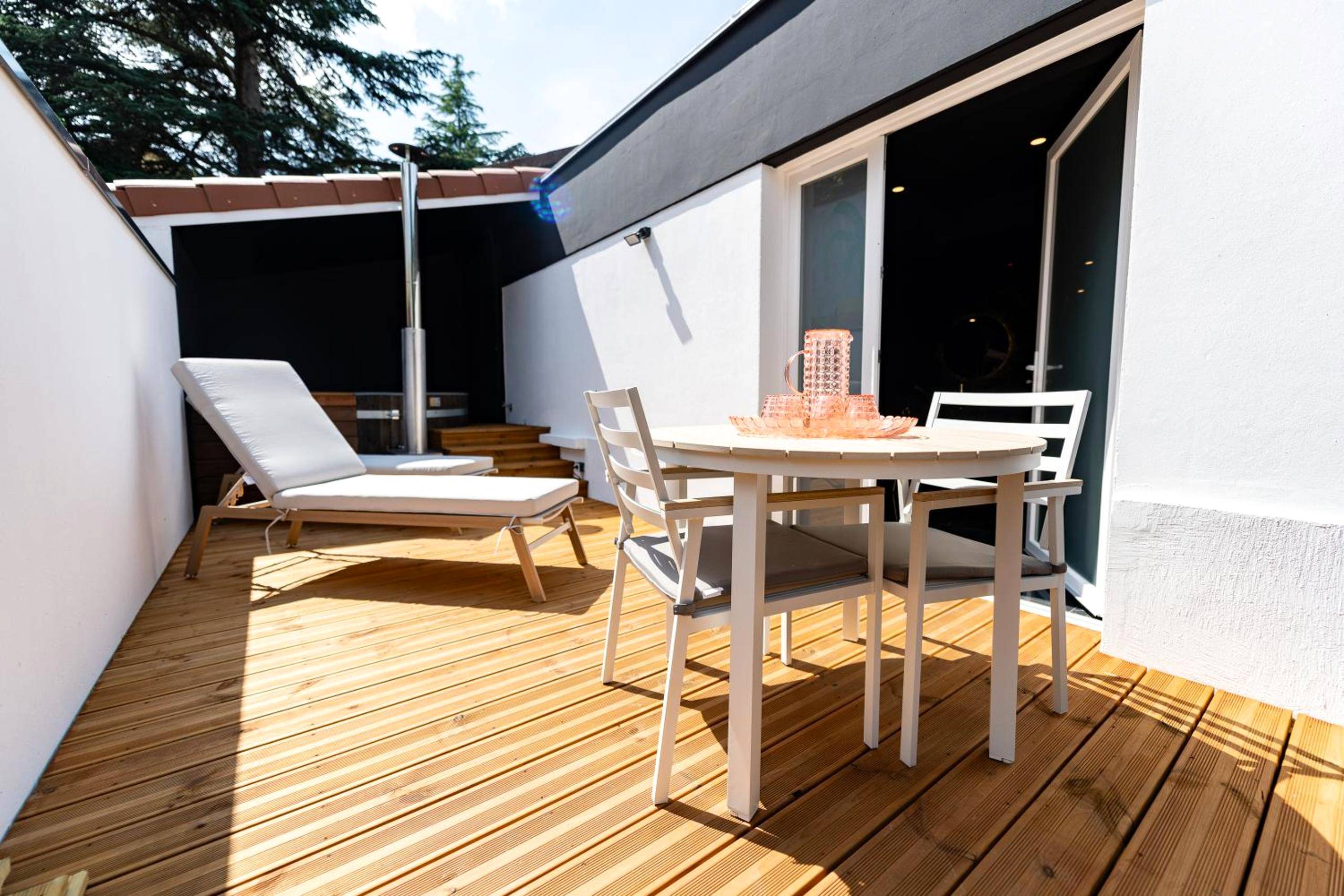 Terrasse en bois avec mobilier de jardin - Suite D&S Luxury Room