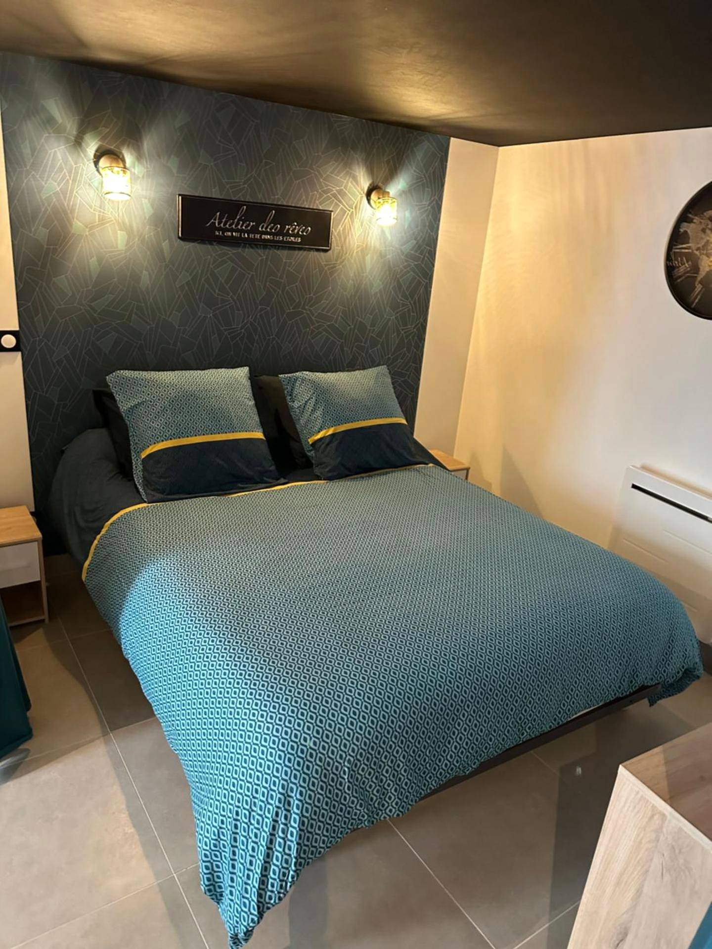 Lit double avec parure de lit géométrique - Suite L'échappée Belle