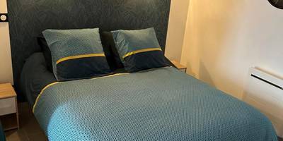 Lit double avec parure de lit géométrique - Suite L'échappée Belle