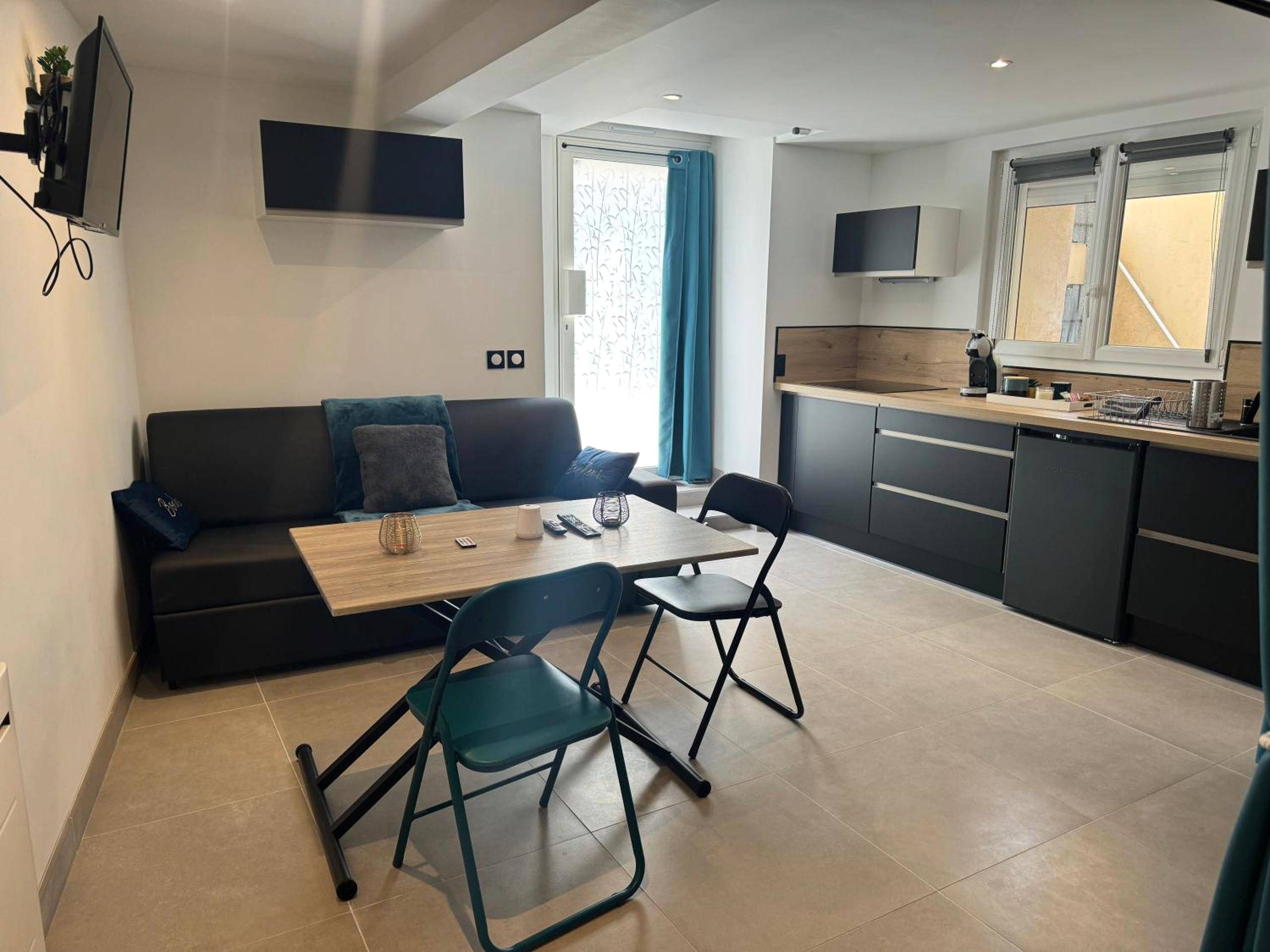 Espace salon et cuisine équipée moderne - Suite L'échappée Belle