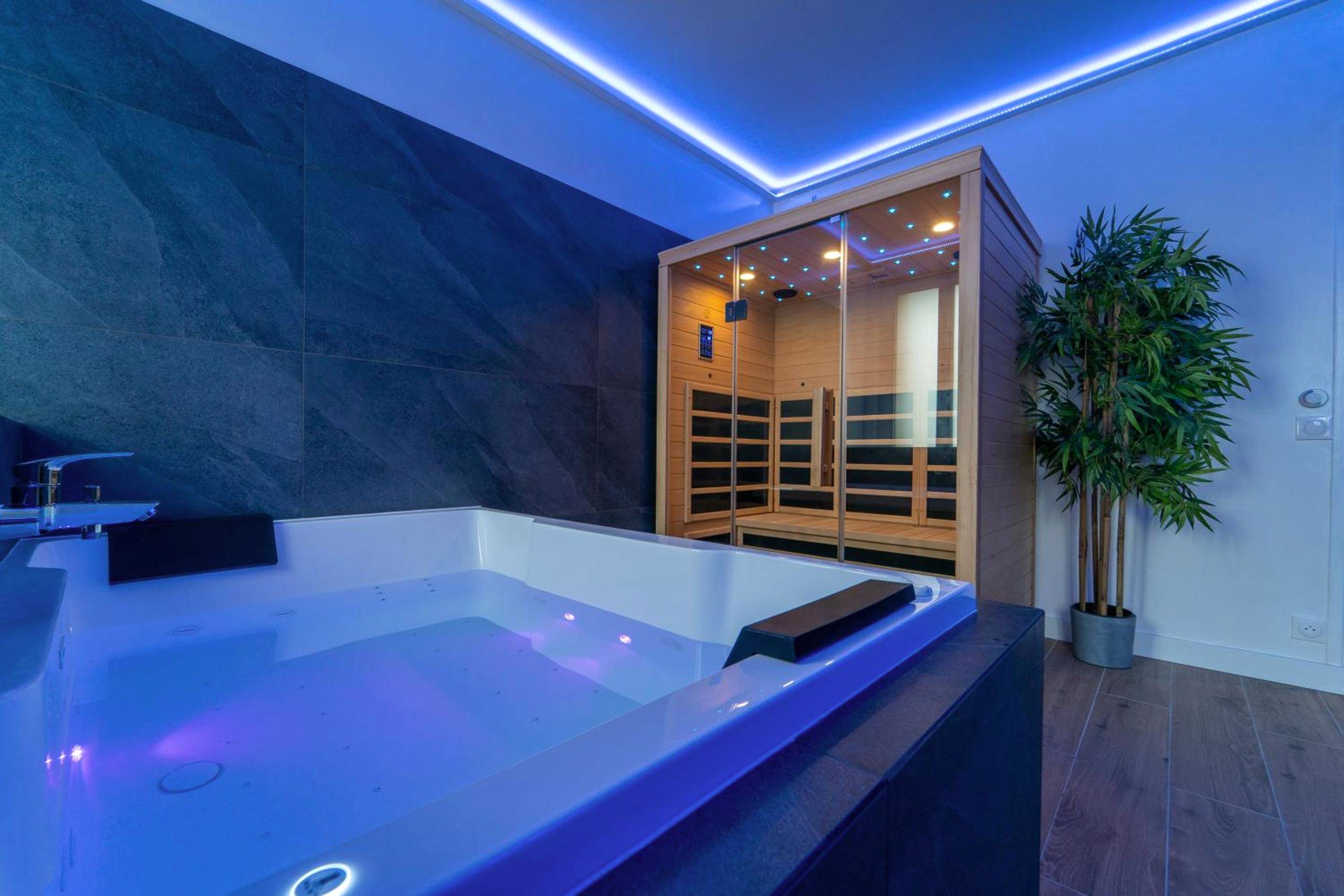 Jacuzzi privatif et sauna en bois - Love Room Coulommiers - Suite Eden - Love Room