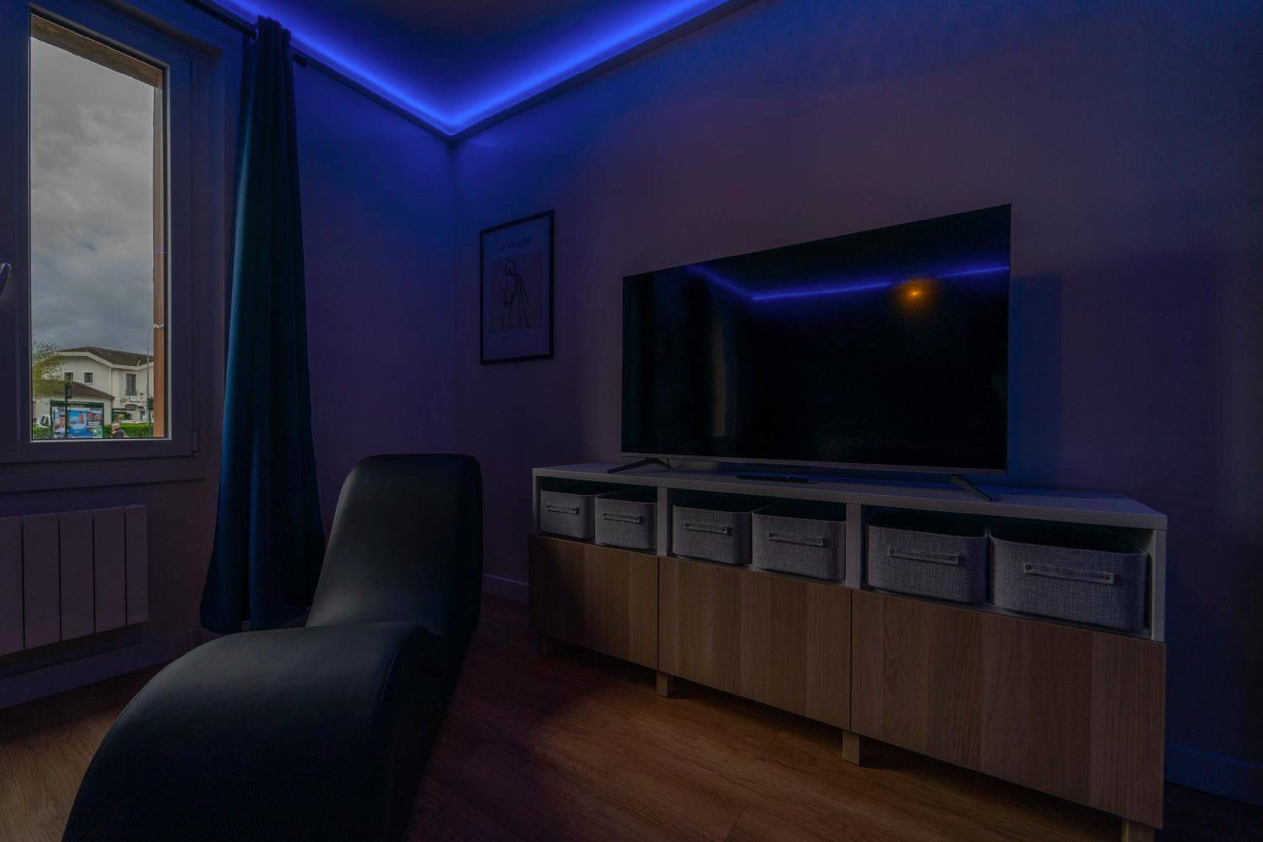 Espace salon avec TV et fauteuil design - Suite Eden - Love Room