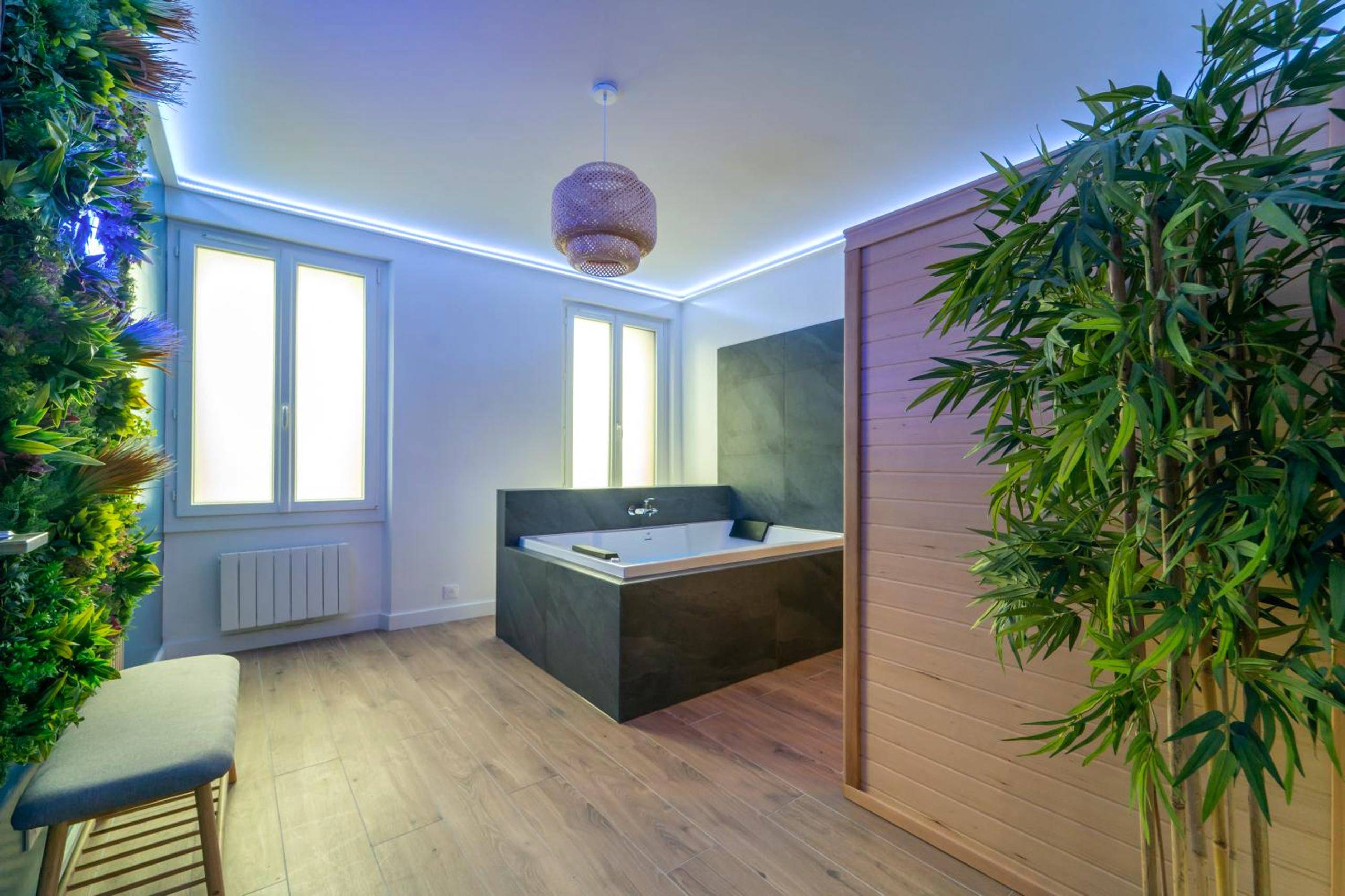 Baignoire balnéo et mur végétal - Suite Eden - Love Room