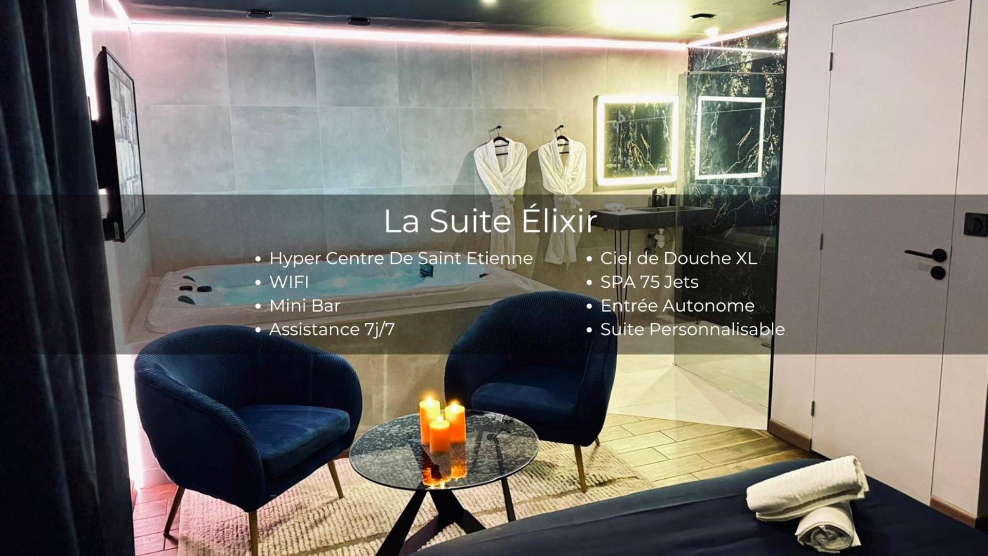 Salon avec fauteuils bleus et spa privatif - Love Room Saint - Étienne - La Suite Élixir & Spa