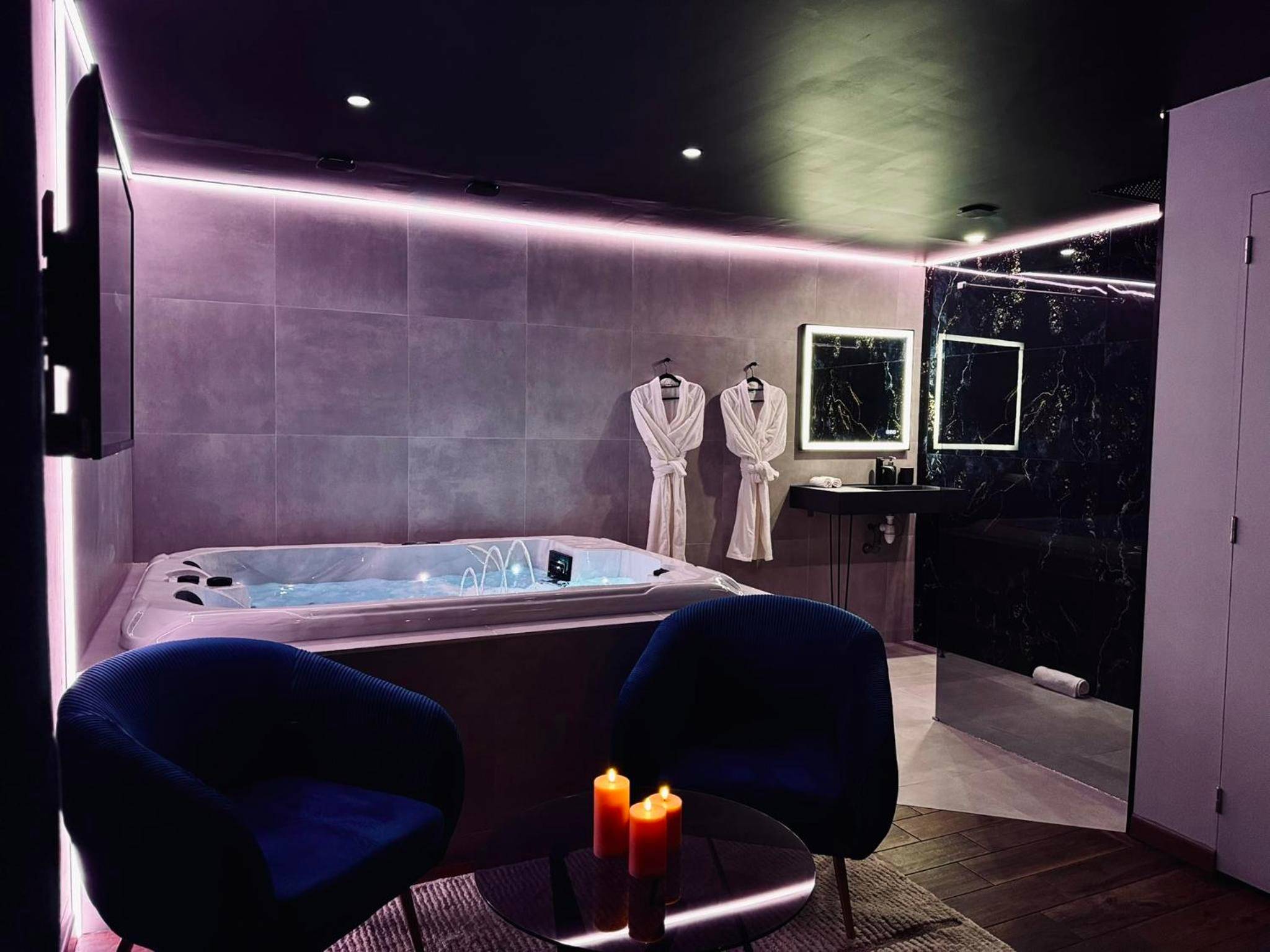 Espace bien - être avec jacuzzi et peignoirs - La Suite Élixir & Spa