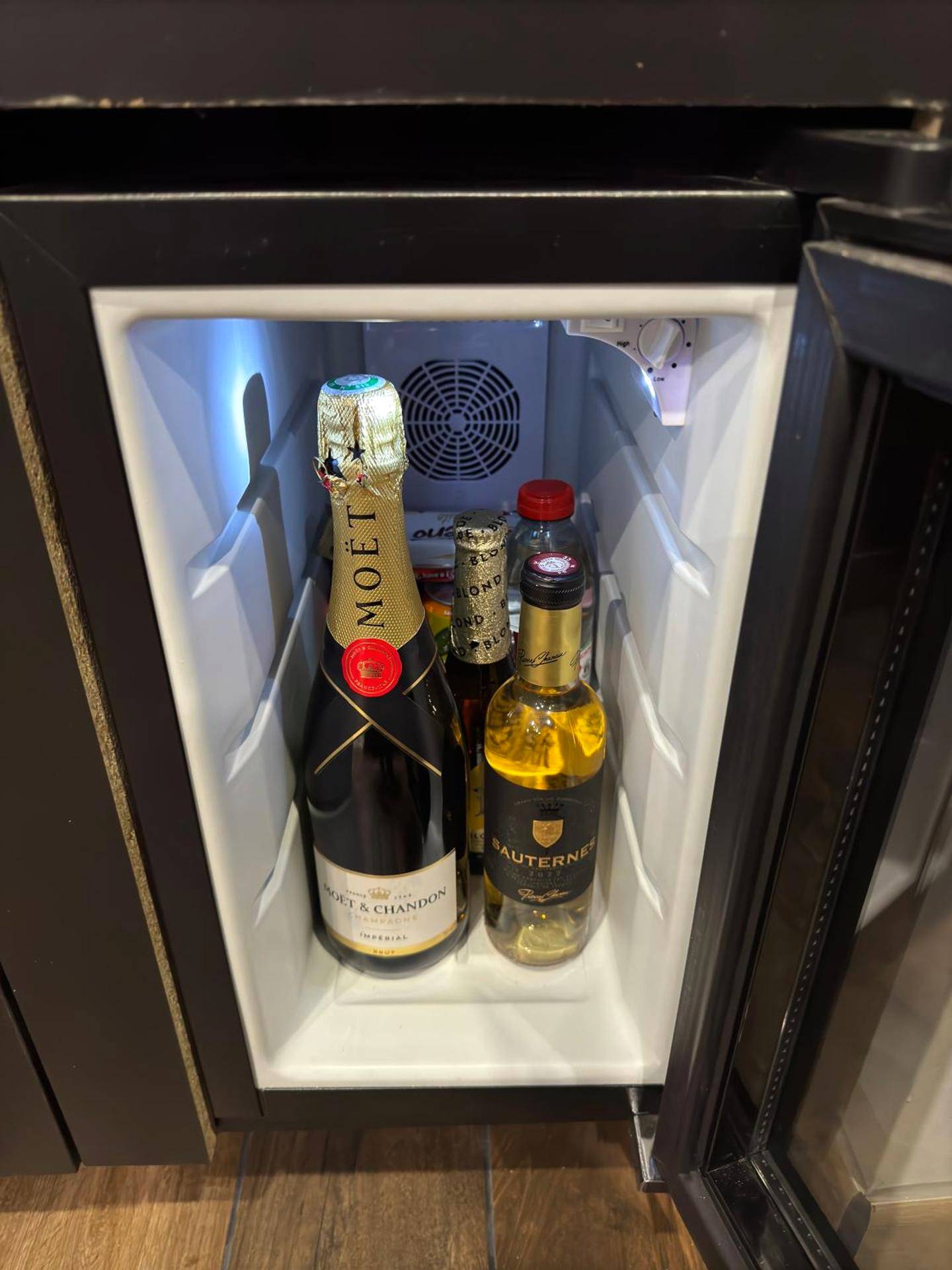 Minibar avec bouteilles de champagne et vin - La Suite Élixir & Spa