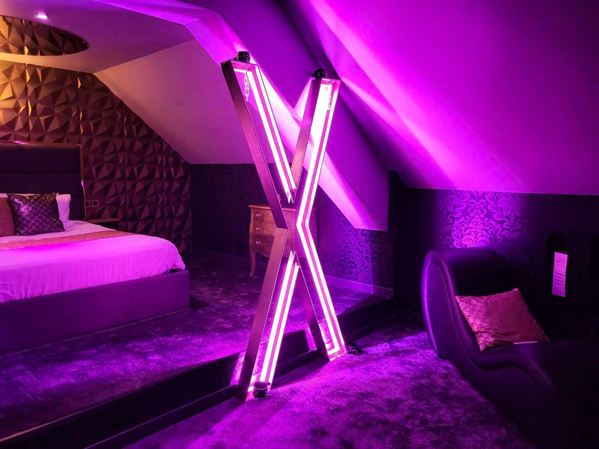 Croix de Saint - André lumineuse et lit king size - Love Room Argentré - du - Plessis - La Suite de l'Elixir