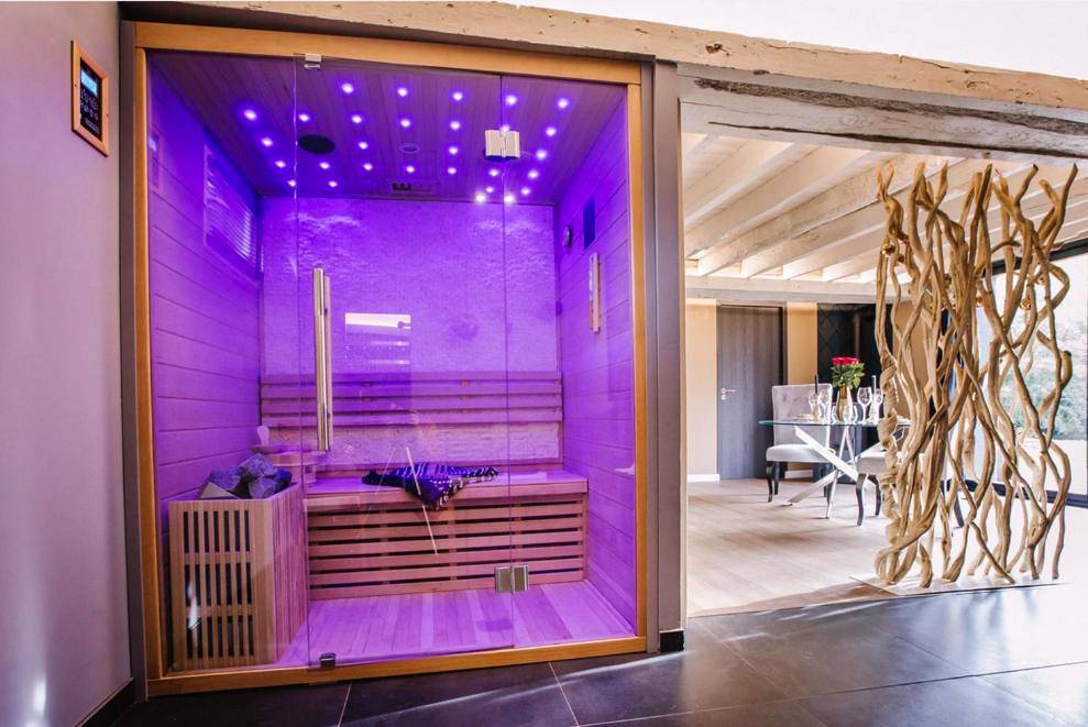 Sauna avec chromothérapie violette - La Suite de l'Elixir