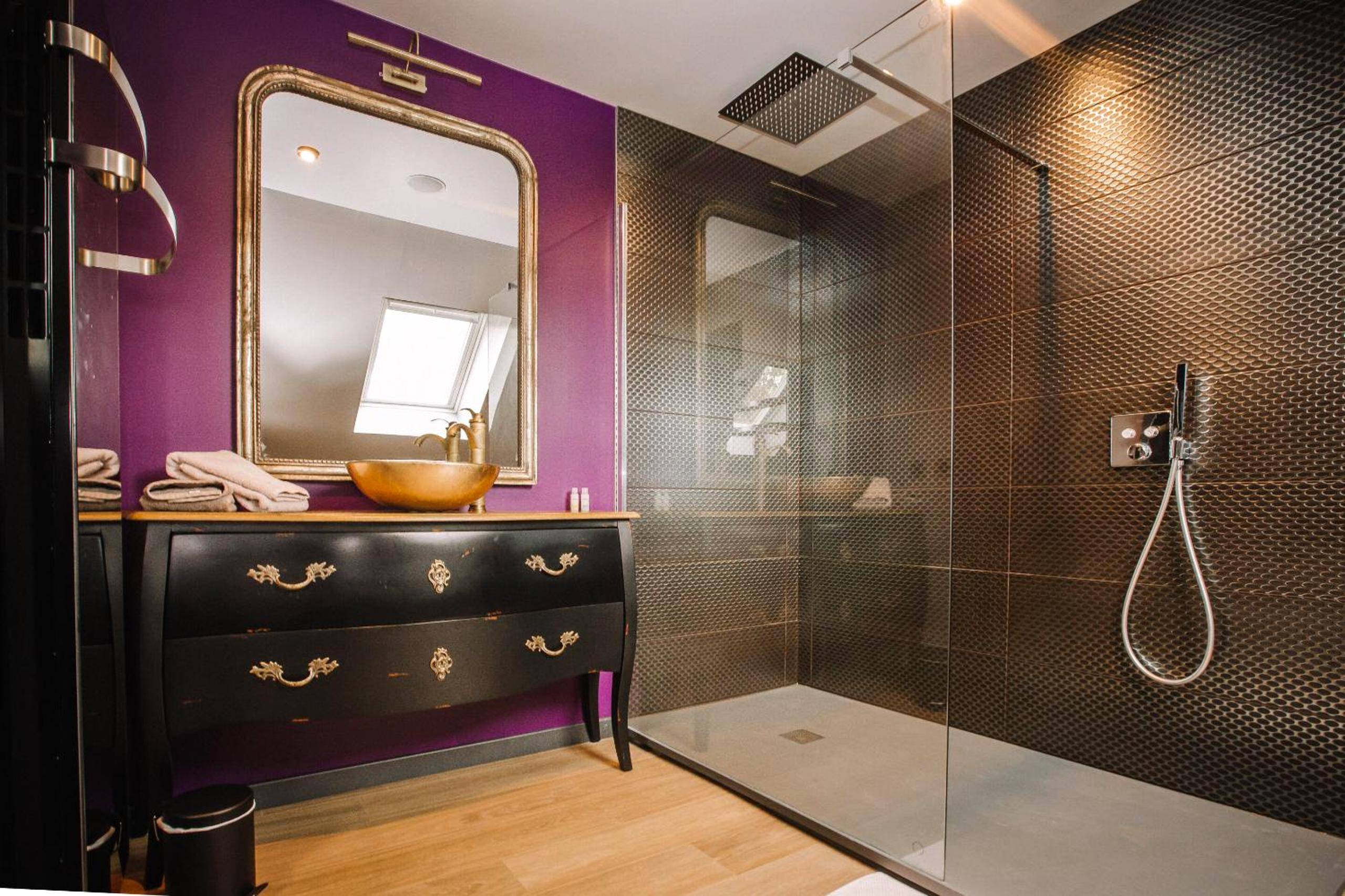 Douche à l'italienne et meuble vasque baroque - La Suite de l'Elixir