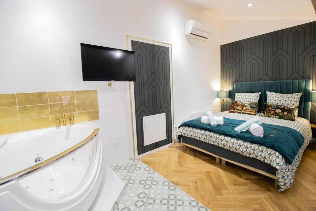 Chambre avec lit double et baignoire balnéo - Love Room Saint - Étienne - Suite Émeraude - Jacuzzi