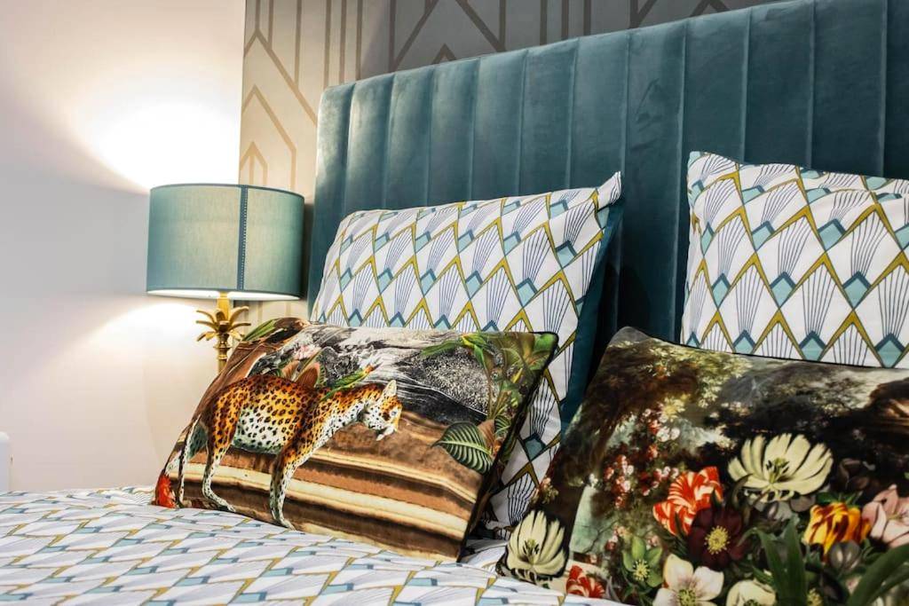 Détail de tête de lit en velours et coussins - Suite Émeraude - Jacuzzi