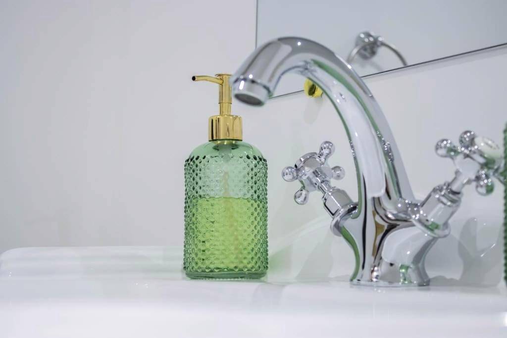 Robinetterie chromée et flacon de savon vert - Suite Émeraude - Jacuzzi