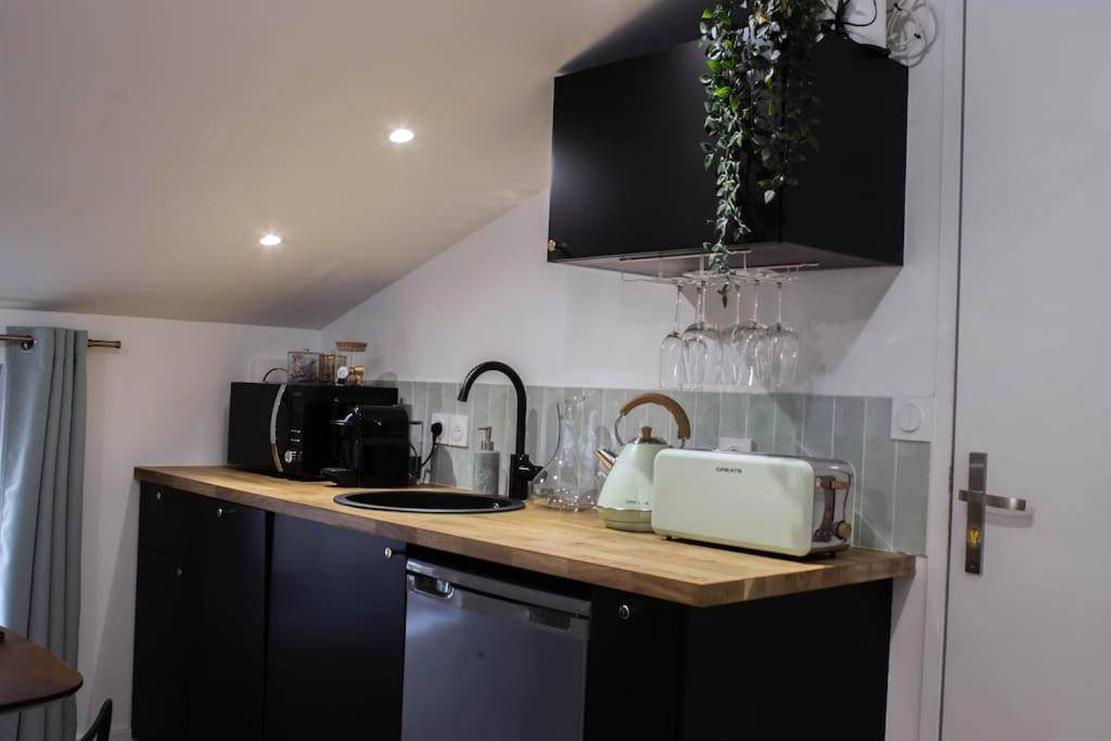 Kitchenette équipée avec plan de travail en bois - Suite Émeraude - Jacuzzi