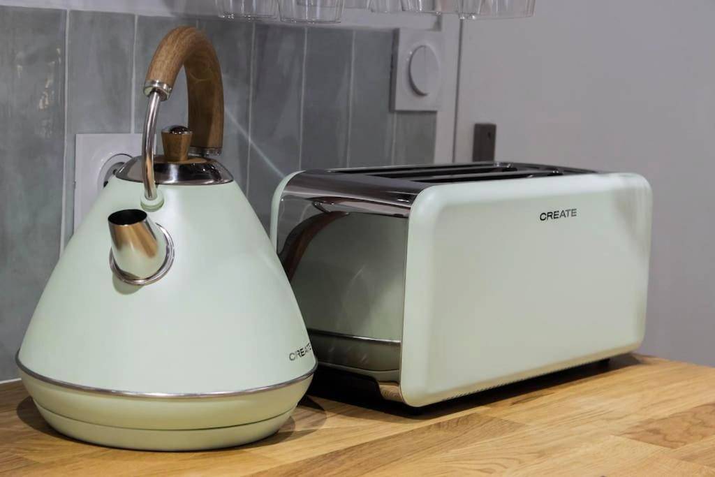 Bouilloire et grille - pain design de couleur menthe - Suite Émeraude - Jacuzzi