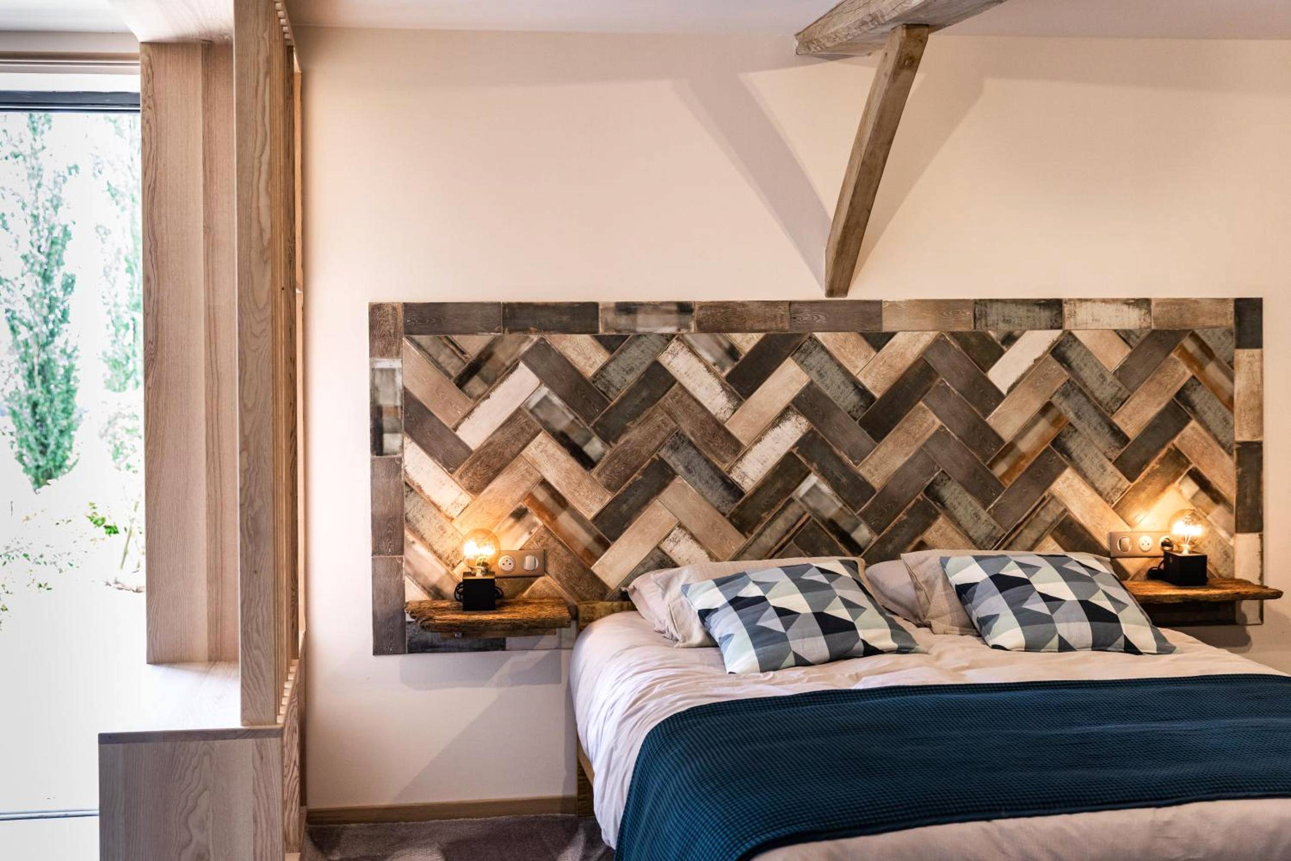 Lit double avec tête de lit en bois recyclé - La Suite de l'Etoile