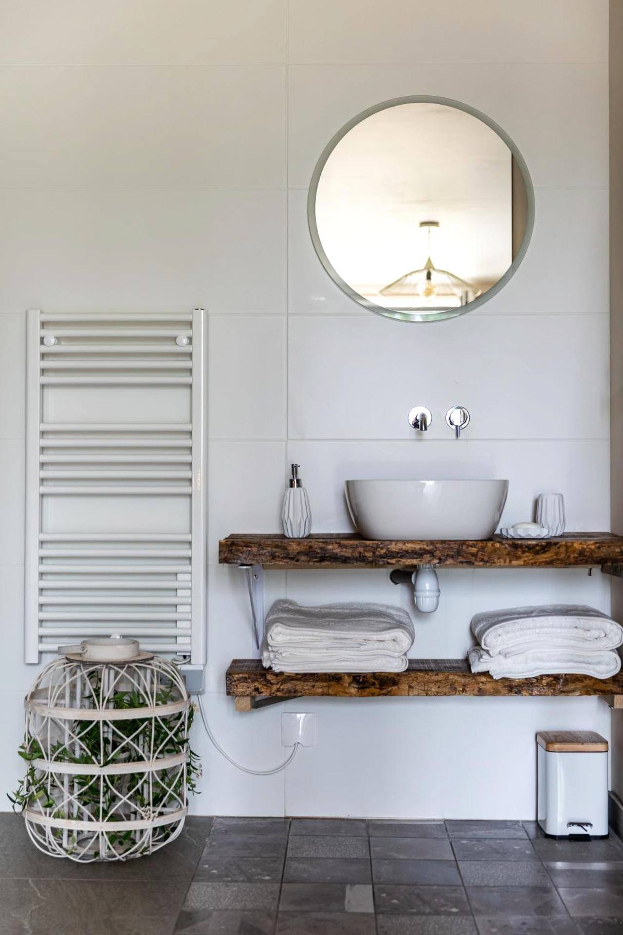 Vasque sur étagère en bois et miroir rond - La Suite de l'Etoile