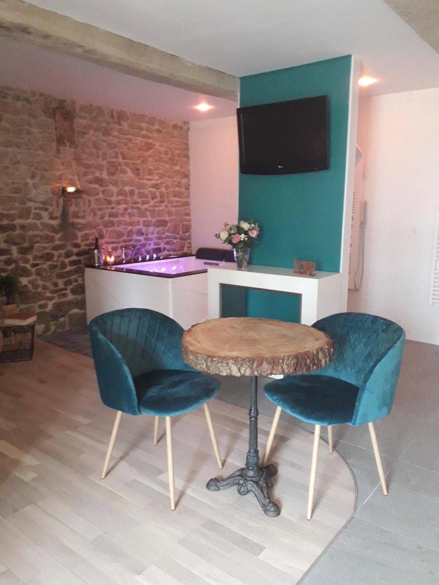 Espace repas avec fauteuils en velours bleu - La Suite de l'Etoile