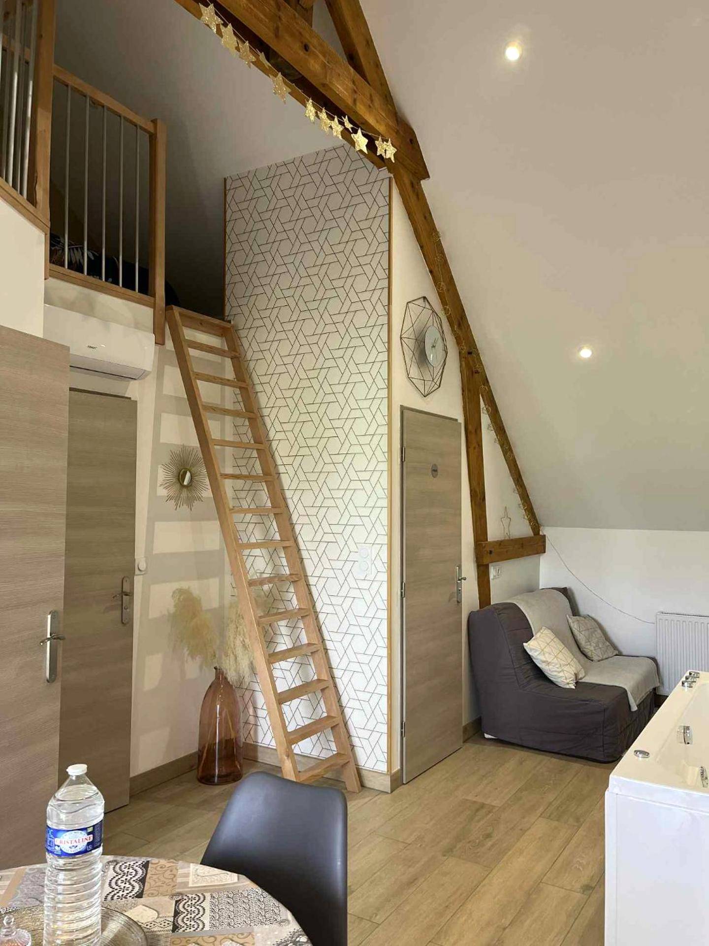 Échelle en bois vers mezzanine et salon - La Suite Etoilée - Balnéo privative