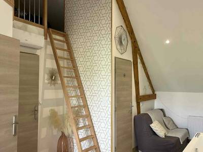 Échelle en bois vers mezzanine et salon - La Suite Etoilée - Balnéo privative